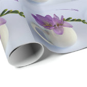 lila Freesia-Knospen Geschenkpapier (Rolleneckpunkt)