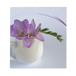 lila Freesia-Knospen Notizblock