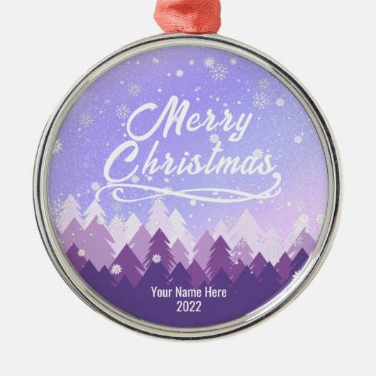 Lila Friedliches Schneewald Weihnachtsdekor 2022 Ornament Aus Metall (Vorne)
