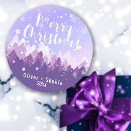 Lila froher Weihnachtsschneewald Runder Aufkleber
