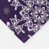 Lila fröhliche und helle Schneeflocken Weihnachten Fleecedecke (Ecke)