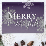 Lila fröhliche und helle Schneeflocken Weihnachten Geschirrtuch<br><div class="desc">Fügen Sie Ihrer Küche eine charmante Touch in dieser Feriensaison mit einem Lila Merry und Bright Schneeflocken Weihnachtsküche Handtuch. Das Küchentücher-Design zeichnet sich durch sinkende Schneeflocken aus. Freuen Sie sich auf den Gruß Merry und Bright in einem modernen Schriftart und ein weiches, weißes Overlay. Mit diesem Design sind auch zusätzliche...</div>