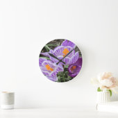 Lila Frühjahrskuken. Runde Wanduhr (Zuhause)