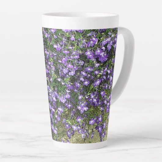 Lila Frühlingsblumen Latte Tasse (Rechte Ecke)