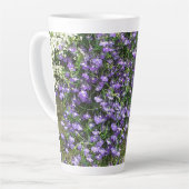 Lila Frühlingsblumen Latte Tasse (Linke Ecke)