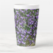 Lila Frühlingsblumen Latte Tasse (Vorderseite)