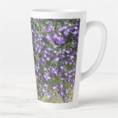 Lila Frühlingsblumen Latte Tasse (Rechts)