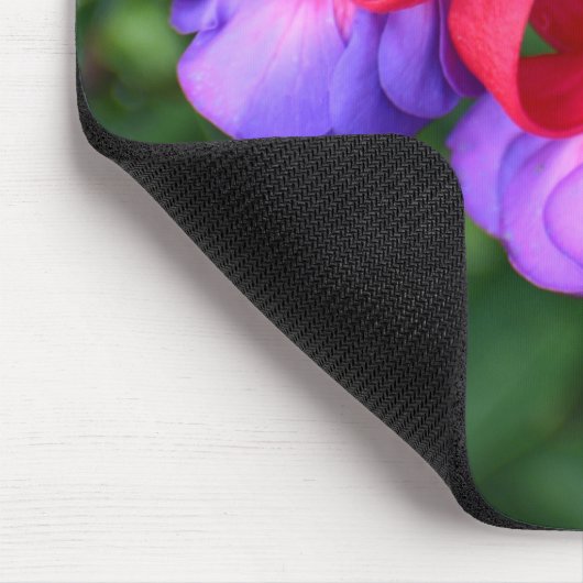 Lila Fuchsia mit rosa Sepalen Mousepad (Ecke)