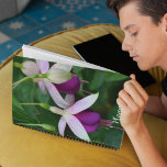 Lila Fuchsien-Blume mit weißem Sepal Planer<br><div class="desc">Dieser monatlich/wöchentlich erscheinende Kalenderplaner behalte alle Ihre anstehenden Aktivitäten und Termine an einem praktischen Ort und zeigt das Foto von hängenden,  lila Fuchsia-Blume mit weißen Sepalen. Ein schönes,  blumengeschmücktes Design! Wählen Sie die gewünschte Drahtfarbe aus.</div>