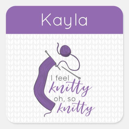 Lila fühle ich mich wie Knitty, so knett. Quadratischer Aufkleber (Vorderseite)