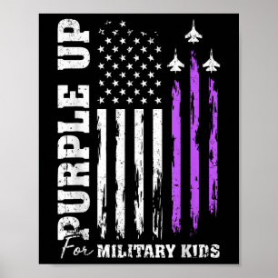Lila für militärisches Kind unter der Flagge eines Poster
