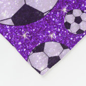 Lila Fußbalbälle des Monogramm-Glitterindigos Fleecedecke (Ecke)