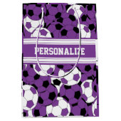 Lila Fußball-Ball-Collage Mittlere Geschenktüte (Vorderseite)