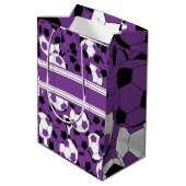 Lila Fußball-Ball-Collage Mittlere Geschenktüte (Rückseite Schrägansicht)