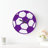 Lila Fußball-Ball Große Wanduhr (Zuhause)