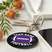 Lila Fußballspieler und Coach - Name des Teams Schlüsselanhänger (Seite)
