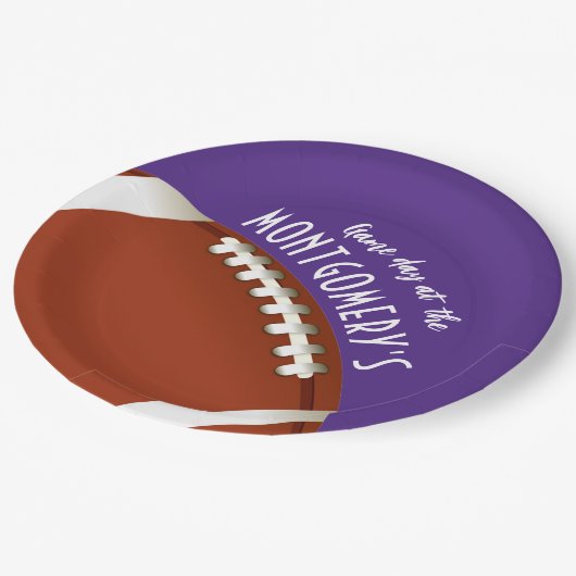 Lila Fußballspieltag Pappteller (Schrägansicht)