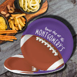 Lila Fußballspieltag Pappteller<br><div class="desc">Teller in 2 Größen - 9" und 7" zeigen einen American Football auf lila und die Worte "It's Game Day!" zusammen mit Ihrem Namen. Mehr Farben und passende Artikel in unserem Shop.</div>