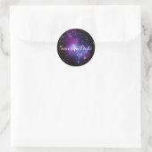 Lila Galaxie-Cluster Save the Date Runder Aufkleber (Tasche)