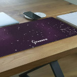 Lila Galaxy Zodiac Signk Gemini Desk Mat Schreibtischunterlage<br><div class="desc">Eine lila Galaxie inspirierte Schreibtischmatte mit dem Sternzeichen Zodiac von Gemini,  den Zwillingen und Platz für Ihren Namen. Perfektes Geburtstagsgeschenk</div>