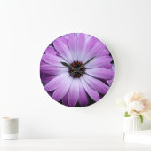 Lila Gänseblümchen Große Wanduhr (Zuhause)