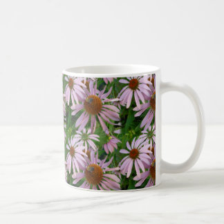 Lila Gänseblümchen und Biene mit Grenze Kaffeetasse