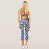 Lila Garten mit Psychedelic Aquamarine-Blume Capri Leggings (Rückseite)