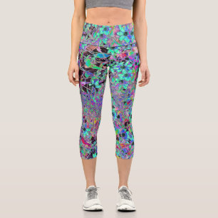 Lila Garten mit Psychedelic Aquamarine-Blume Capri Leggings