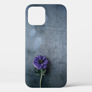 Lila gebogene Blume auf grauer Oberfläche Case-Mate iPhone Hülle