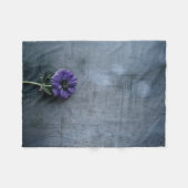 Lila gebogene Blume auf grauer Oberfläche Fleecedecke (Vorderseite (Horizontal))