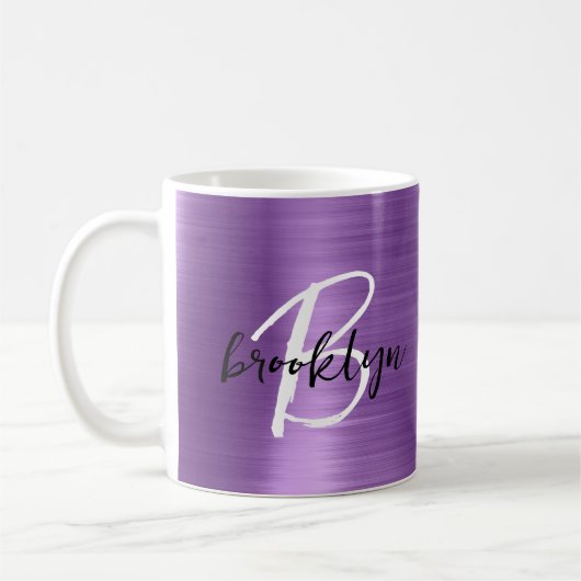 Lila gebürstetes Schwarz-weißes Script Monogram Kaffeetasse (Links)