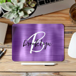 Lila gebürstetes Schwarz-weißes Script Monogram Mousepad<br><div class="desc">Dieses elegante personalisierte Mauspad verfügt über ein Monogramm und einen Vornamen in modernem Schwarz-Weiß-Skript auf einem lila,  gebürsteten Metallhintergrund.</div>