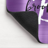 Lila gebürstetes Schwarz-weißes Script Monogram Mousepad (Ecke)