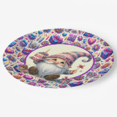 Lila Geburtstagsgnome Pappteller (Schrägansicht)