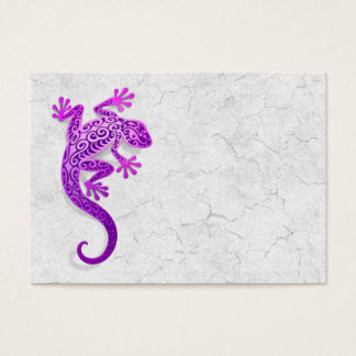 Lila Gecko auf einer Weißen Mauer