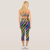 Lila-Gelb-Blau-schwarze Trippelstreifen Capri Leggings (Rückseite)