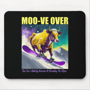 Lila Gelbe Kuh Snowboarden die Mousepad