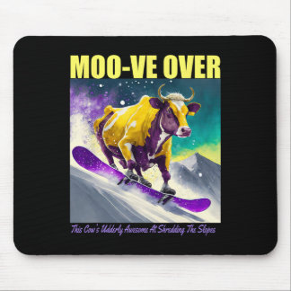 Lila Gelbe Kuh Snowboarden die Mousepad