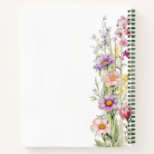 Lila gelbe Wildblumen in pinkfarbenem Sketchbuch Notizblock (Rückseite)
