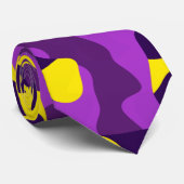 Lila gelbes Camouflage-Druckmuster Krawatte (Gerollt)