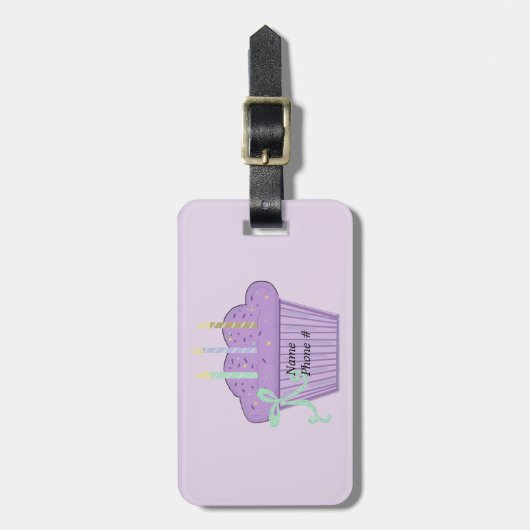 Lila Genuss Cupcake Gepäckanhänger (Vorderseite vertikal)