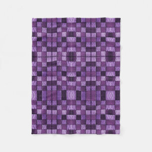 Lila geometrisch karierte Decke