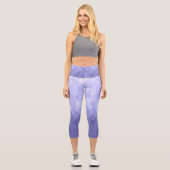 Lila geometrische Quadrate des violetten Dreiecks Capri Leggings (Vorderseite)