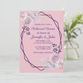 Lila geometrischer Rahmen für rosa Peonies Einladung (Stehend Vorderseite)