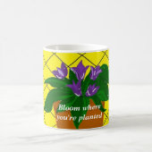 Lila gepunktete Blume mit Sprichwort Kaffeetasse (Mittel)