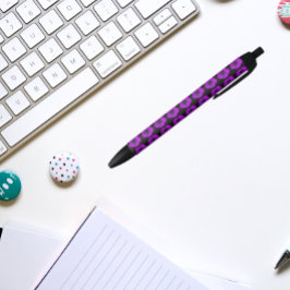 Lila Geranium auf schwarzfloralem Muster Kugelschreiber