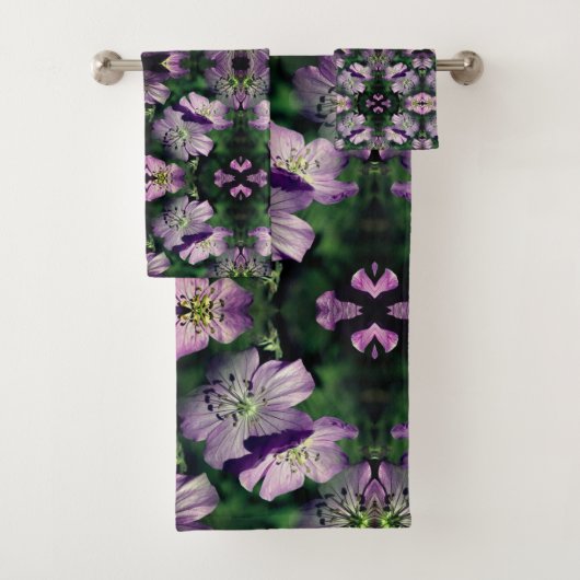 Lila Geranium-Blume multipliziert Abstrakt Badhandtuch Set (Insitu)