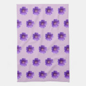 Lila Geranium Blume Nahtloses Muster auf Geschirrtuch (Vertikal)