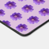 Lila Geranium Blume Nahtloses Muster auf Schreibtischunterlage (Ecke)