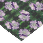 Lila Geranium Blume Pair Abstrakt Tischdecke (Schrägansicht)